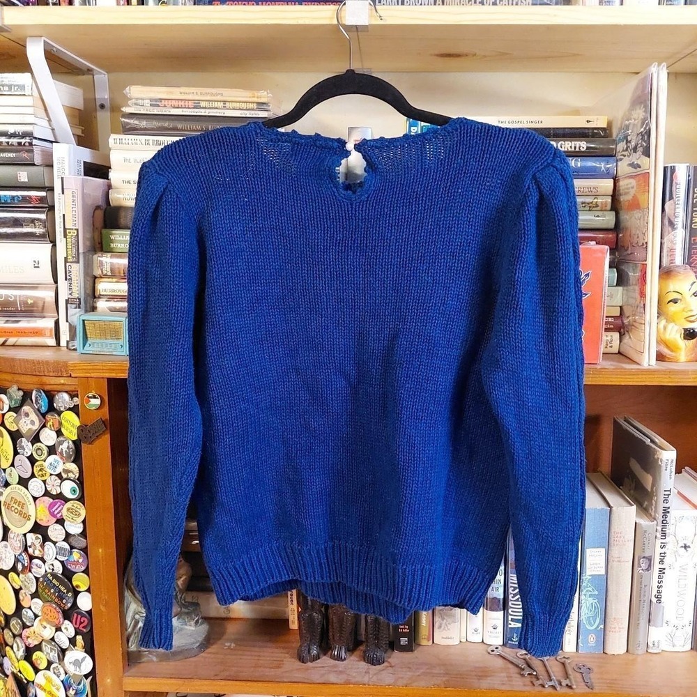 Vintage sweater with puffed shoulders and floral details. - Picture 2 of 6